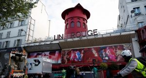 Bilah Kincir Angin Moulin Rouge Jatuh, Rusak Fasad Gedung Bilah Kincir Angin Moulin Rouge Jatuh, Rusak Fasad Gedung sumber poto google