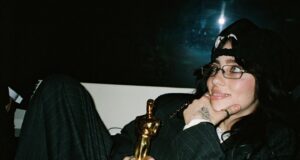 Billie Eilish Bikin Heboh! Masukkan 114 Juta Followers ke Close Friends Instagram Billie Eilish memegang Grammy Awards - poto Instagram