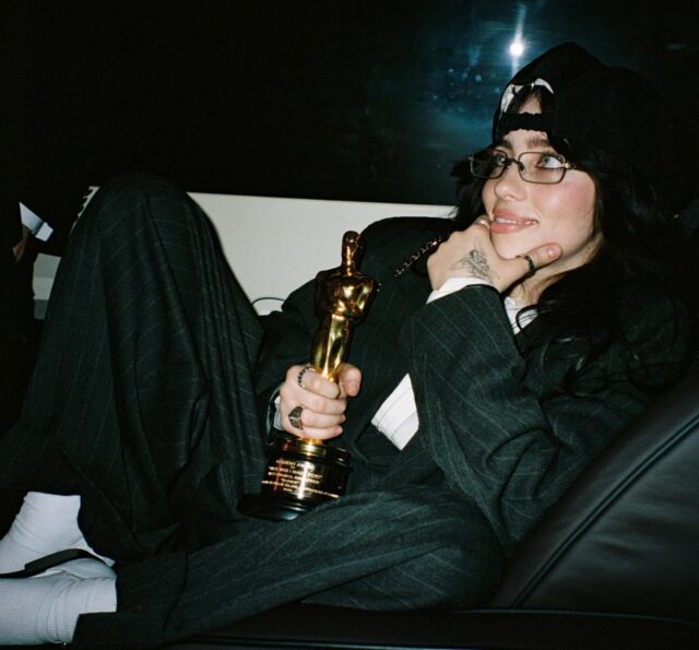 Billie Eilish memegang Grammy Awards - poto Instagram