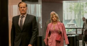 Jeff Daniels: Ngasih Performa Gila di “A Man in Full”, Nggak Mau Pensiun, dan Pentingnya Komedi Jeff Daniels: A Man in Full sumber foto Netflix