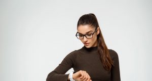 5 Ciri Orang Pakai Jam di Tangan Kanan yang Bakal Bikin Kamu Kagum! 5 Ciri Orang Pakai Jam di Tangan Kanan yang Bakal Bikin Kamu Kagum!