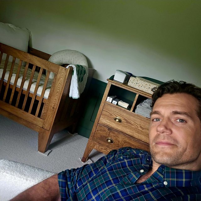 Henry Cavill didepan box tempat tidur anak - sumber foto Instagram @henrycavill