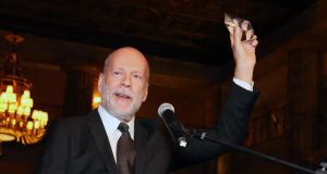 Bruce Willis Muncul Perdana Setelah Diagnosis Demensia: Momen yang Mengharukan! Bruce Willis, foto google tahun 2017