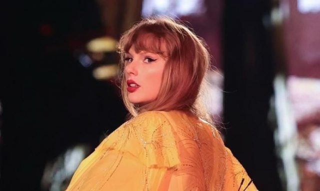 Dukung Travis Kelce di NFL, Taylor Swift Tampil Kece dengan Chanel dari Kepala sampai Kaki, foto ig/taylorswift