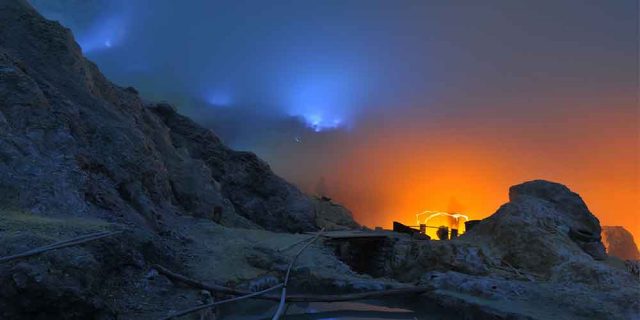 Blue Fire di Kawah Ijen - sumber foto BATIQA Hotels