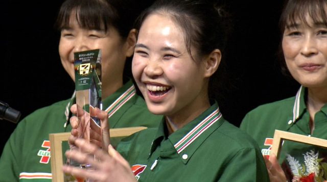 Karyawan asal Vietnam Memenangkan 7-Eleven Japan's National Customer Service Contest - sumber foto Video NHK