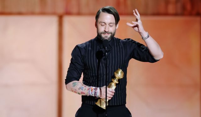 Kieran Culkin menerima Golden Globes 2025 - sumber Instagram @goldenglobes