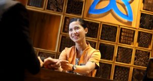 Cara Mudah Memesan Kamar di BATIQA Hotel dengan Harga Terbaik Staff BATIQA Hotels memberikan kunci kartu kepada tamu