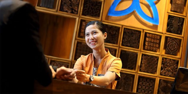 Staff BATIQA Hotels memberikan kunci kartu kepada tamu