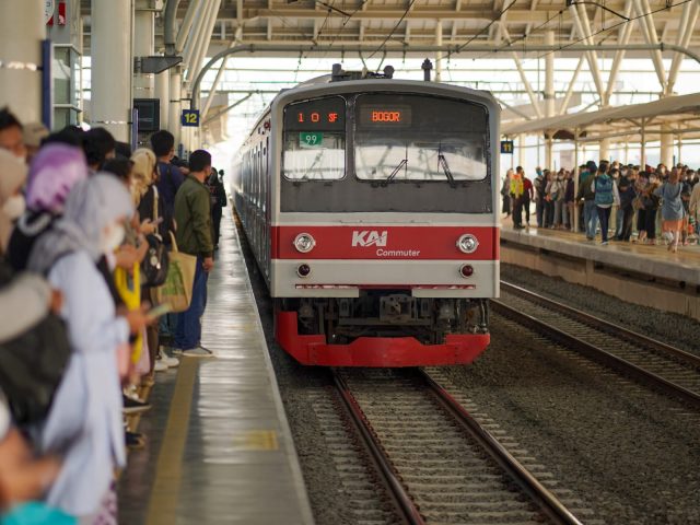 Boleh Makan dan Minum di Commuter Line Saat Berbuka, Ini Aturannya!