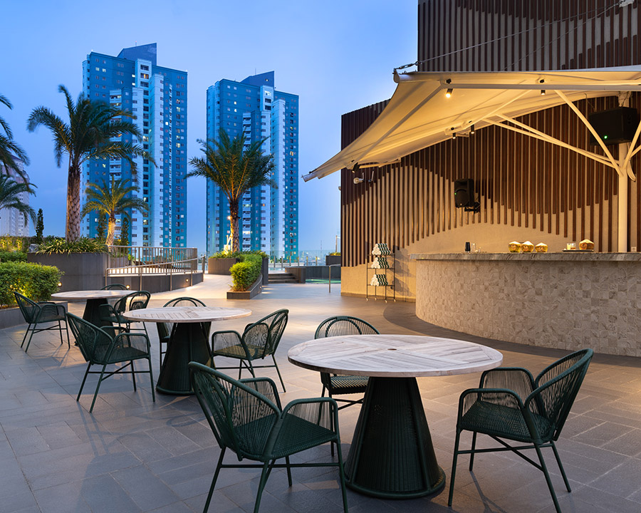 Pool Bar Holiday Inn & Suites Jakarta Gajah Mada - sumber foto Istimewa