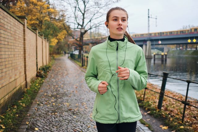 Jogging Pakai Jaket Parasut, Boleh Nggak Sih?