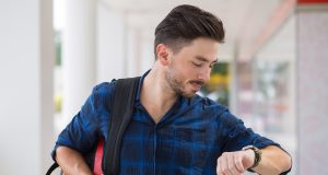 Intip Yuk! 5 Ciri Khas Orang yang Suka Pakai Jam Tangan di Tangan Kiri Intip Yuk! 5 Ciri Khas Orang yang Suka Pakai Jam Tangan di Tangan Kiri