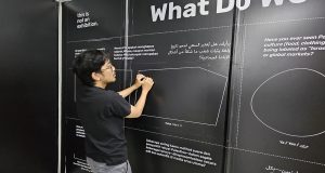 Menelusuri Perlawanan Budaya Palestina dalam Pameran ‘This is Not an Exhibition’ Pengunjung sedang berinteraksi dengan salah satu instalasi survey mengenai penilaian situasi di Palestina - sumber foto Istimewa