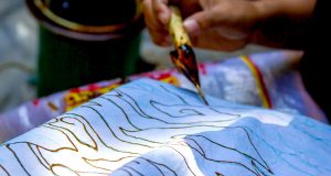 Mega Mendung: Batik Ikonik yang Menjadi Identitas Cirebon Batik Mega Mendung dari Cirebon - sumber foto Istock BATIQA Hotels