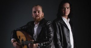 “Mabuk Lagi”: Kolaborasi Epik Debu & Dul Jaelani yang Penuh Makna Debu & Dul Jaelani Bersatu dalam ‘Mabuk Lagi’: Musik, Cinta, dan Spiritualitas