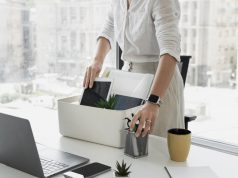 Resign Setelah THR: Tren Musiman atau Tanda Ketidakpuasan Kerja? ilustrasi resign setelah THR - sumber gambar FREEPIK