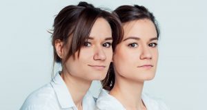 Two Personalities in a Woman: Fenomena Menarik di Balik Senyum dan Sunyi ilustrasi two personalities in a woman - sumber gambar FREEPIK