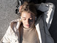 Jangan Gampang Baper: Bahaya Menaruh Seseorang di Lirik Lagu Favoritmu! Jangan Gampang Baper: Bahaya Menaruh Seseorang di Lirik Lagu Favoritmu! Foto: Freepik