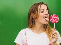 Naik Jabatan Lewat Lidah? Fenomena Penjilat di Dunia Kerja yang Bikin Gerah Ilustrasi Naik Jabatan Lewat Lidah? Fenomena Penjilat di Dunia Kerja yang Bikin Gerah. Foto: Freepik