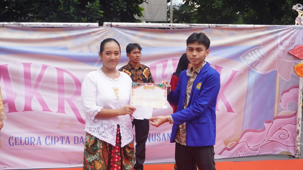 Ketua panitia Cakrapetik Danish Akmal Natayuda Memberikan Piagam Sertifikat untuk Juara 1 Lomba Fashion Show