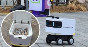 G-Dragon Kirim Robot untuk Sebarkan Pesan Damai di Tengah Fan Army Robot di Konser G-Dragon - sumber foto Instagram @AllKpop