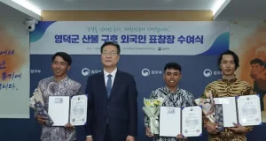 Tiga WNI di Korea Selatan Diganjar Penghargaan Kehormatan atas Aksi Heroik Selamatkan Warga dari Kebakaran Hutan Tiga WNI di Korea Selatan Diganjar Penghargaan Kehormatan atas Aksi Heroik Selamatkan Warga dari Kebakaran Hutan - sumber foto NAVER