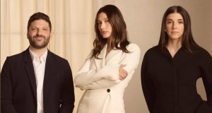 Hailey Bieber Teken Kontrak Rp14 Triliun dengan Merek Kosmetik Ternama Hailey Bieber Teken Kontrak Rp14 Triliun dengan Merek Kosmetik Ternama