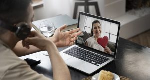 Cowok vs Cewek: Siapa yang Lebih Tahan LDR? Ini Jawaban yang Mungkin Bikin Kamu Kaget! Ilustrasi Cowok vs Cewek: Siapa yang Lebih Tahan LDR? Ini Jawaban yang Mungkin Bikin Kamu Kaget!, Foto: Freepik