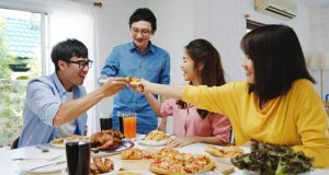 Lebih dari Sekadar Kenyang: Makan Bareng Bikin Kita Percaya Satu Sama Lain Ilustrasi Lebih dari Sekadar Kenyang: Makan Bareng Bikin Kita Percaya Satu Sama Lain, Foto: Freepik
