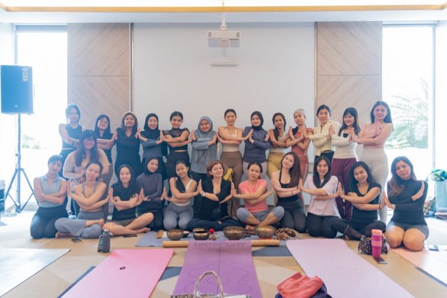 Rasakan Kedamaian: Sesi Yoga dengan Alunan Suara di Harris Puri Mansion