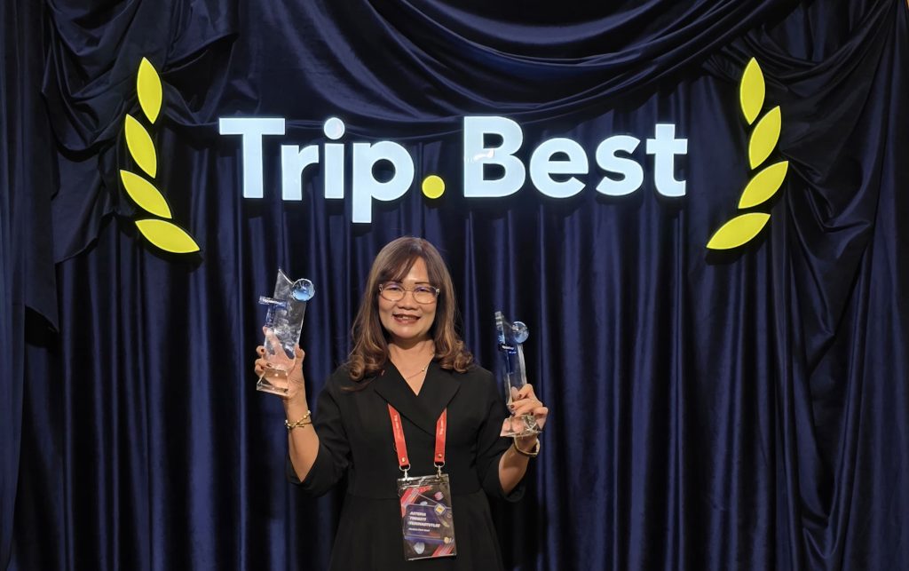 Asteria T. Hesty, Managing Director Sango Hotel Management menerima Award dari Trip.com - sumber foto Istimewa
