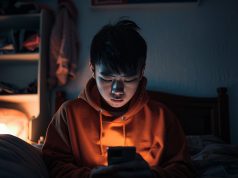 Lelah Doomscrolling? Yuk, Coba Jalan Kaki! Ini Alasannya Amygdala di Otakmu Bakal Berterima Kasih ilustrasi Doomscrolling mempengaruhi amigdala - sumber foto FREEPIK