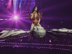 Katy Perry Hampir Jatuh dari Kupu-Kupu Raksasa Saat Konser, Tapi Tetap Tampil Profesional Katy Perry Hampir Jatuh dari Kupu-Kupu Raksasa Saat Konser, Tapi Tetap Tampil Profesional