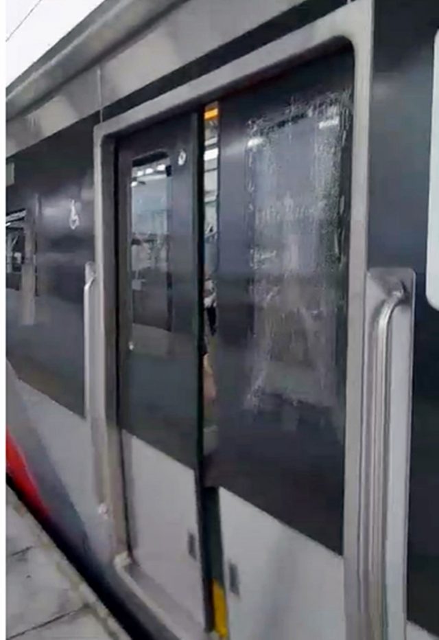 KAI Commuter mengecam keras aksi vandalisme berupa pelemparan batu ke arah Commuter Line - sumber foto Istimewa KAI Commuter mengecam keras aksi vandalisme berupa pelemparan batu ke arah Commuter Line - sumber foto Istimewa