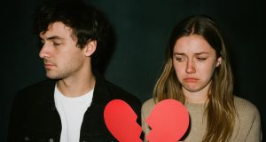 Ganti Pasangan, Tapi Luka Tetap Sama: Kenapa Kamu Terjebak di Pola yang Itu-Itu Lagi? Ilustrasi Ganti Pasangan, Tapi Luka Tetap Sama: Kenapa Kamu Terjebak di Pola yang Itu-Itu Lagi? - Foto: Freepik