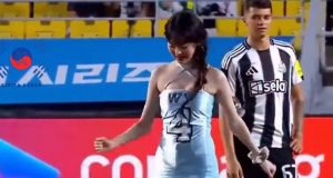 Jang Wonyoung IVE Curi Perhatian di Coupang Play Series 2025 dengan Jersey Mini Dress Jang Wonyoung IVE Buka Coupang Play Series 2025 - sumber foto K-Celeb Moment