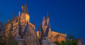 China Buka Gerbang ke Dunia Hogwarts Nyata: Sensasi Sihir Kini Bisa Kamu Rasakan Harry Potter and the Forbidden Journey™ di Universal Beijing - sumber foto universal beijing
