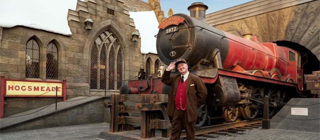 Hogwarts™ Express Conductor - sumber foto Universal Beijing