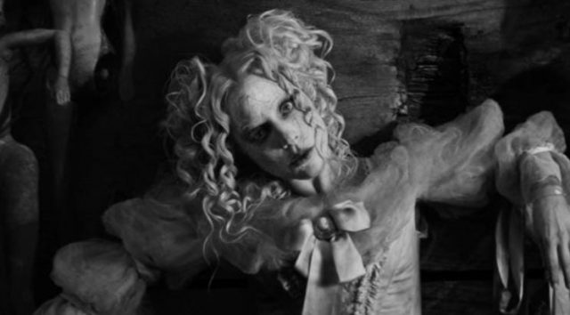 Lady Gaga Rilis Video Musik “The Dead Dance” Disutradarai Tim Burton, Tampilkan Nuansa Mistis Pulau Boneka Lady Gaga Rilis Video Musik “The Dead Dance” Disutradarai Tim Burton, Tampilkan Nuansa Mistis Pulau Boneka