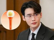 Lee Jong Suk Resmi Luncurkan Light Stick Pertama untuk Tur Asia 2025 Lee Jong Suk Resmi Luncurkan Light Stick Pertama untuk Tur Asia 2025