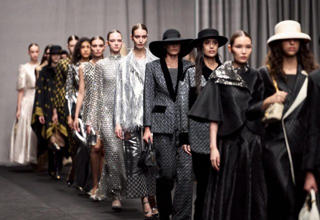 Buttonscarves Pertegas Visi Global di Dubai Fashion Week