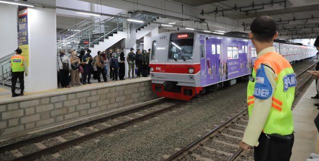 Commuter Line Beroperasi Normal di Tengah Aspirasi Massa, KAI Tambah Petugas di Stasiun Ramai Commuter Line Beroperasi Normal di Tengah Aspirasi Massa, KAI Tambah Petugas di Stasiun Ramai