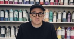 KAWS Jadi Artist In Residence Pertama UNIQLO, Siap Hadirkan Sentuhan Seni di LifeWear KAWS Jadi Artist In Residence Pertama UNIQLO, Siap Hadirkan Sentuhan Seni di LifeWear - foto: Dok. Uniqlo