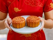 Ini Yang Kamu Mesti Tau Mengenai Mooncake! Tradisi dari Negeri China yang Jadi Simbol Kebersamaan ilustrasi wanita memegang mooncake - sumber foto Istimewa