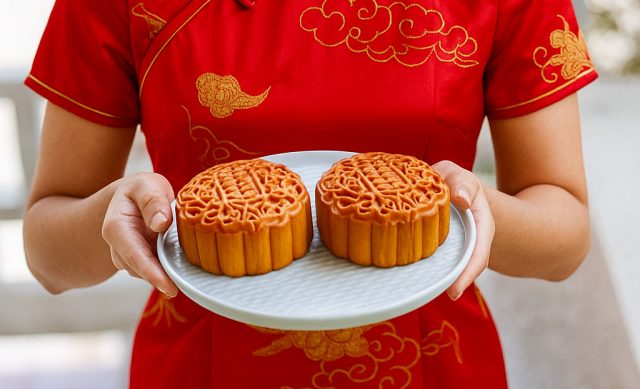 ilustrasi wanita memegang mooncake - sumber foto Istimewa