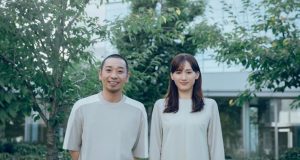 Hirokazu Koreeda Hadirkan “Sheep in the Box”: Kisah Keluarga dengan Anak Humanoid, Dibintangi Haruka Ayase dan Daigo "Sheep in the Box" Karya Hirokazu Koreeda: Kisah Keluarga Masa Depan dengan Anak Humanoid