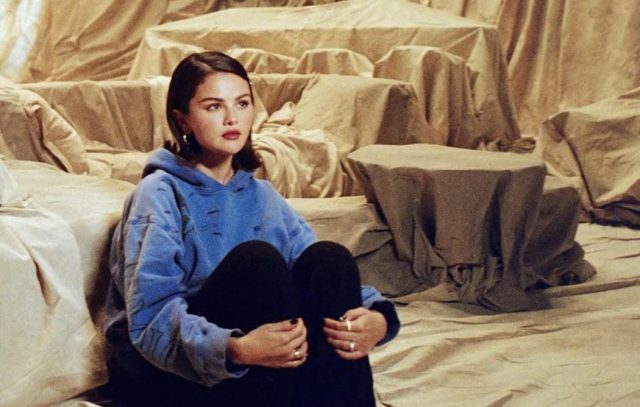 Selena Gomez Rilis Music Video “In The Dark,” Soundtrack Emosional untuk Serial Netflix Nobody Wants This Season 2 Selena Gomez Rilis Music Video “In The Dark,” Soundtrack Emosional untuk Serial Netflix Nobody Wants This Season 2