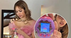 Setelah Labubu, Lisa BLACKPINK Kini Terobsesi dengan Tamagotchi! tren mainan 2025 Lisa BLACKPINK Tamagotchi - sumber foto Instagram