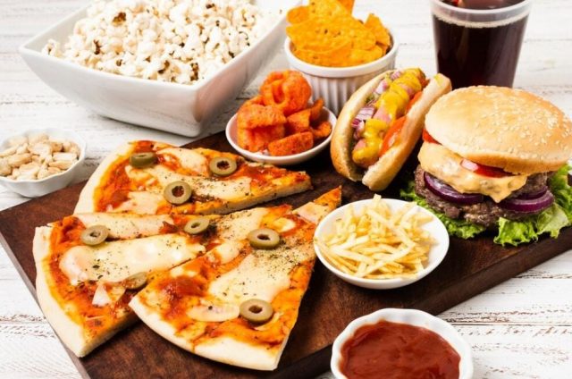 Kebiasaan Makan Ultra-Processed Food Picu Risiko Tumor Usus di Usia Muda